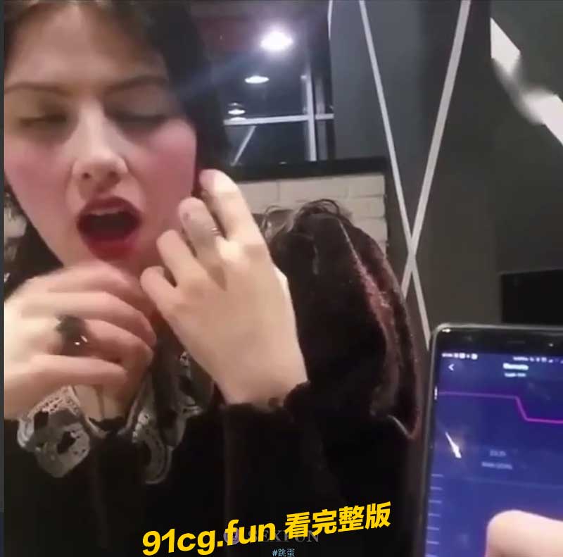 外国美女餐厅偷偷用跳蛋自慰 享受表情舒服到不要不要的