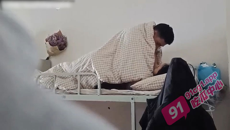 女生去男生寝室 跟男友在上铺光明正大取精 做爱过程被对面铺上的兄弟全程录下来 校园流传曝光