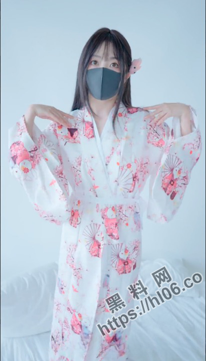 超高人气纯欲女网红玩偶小姐姐「HongKongDoll 」8月新出，身穿绝美日系和服演绎单人的自慰时间