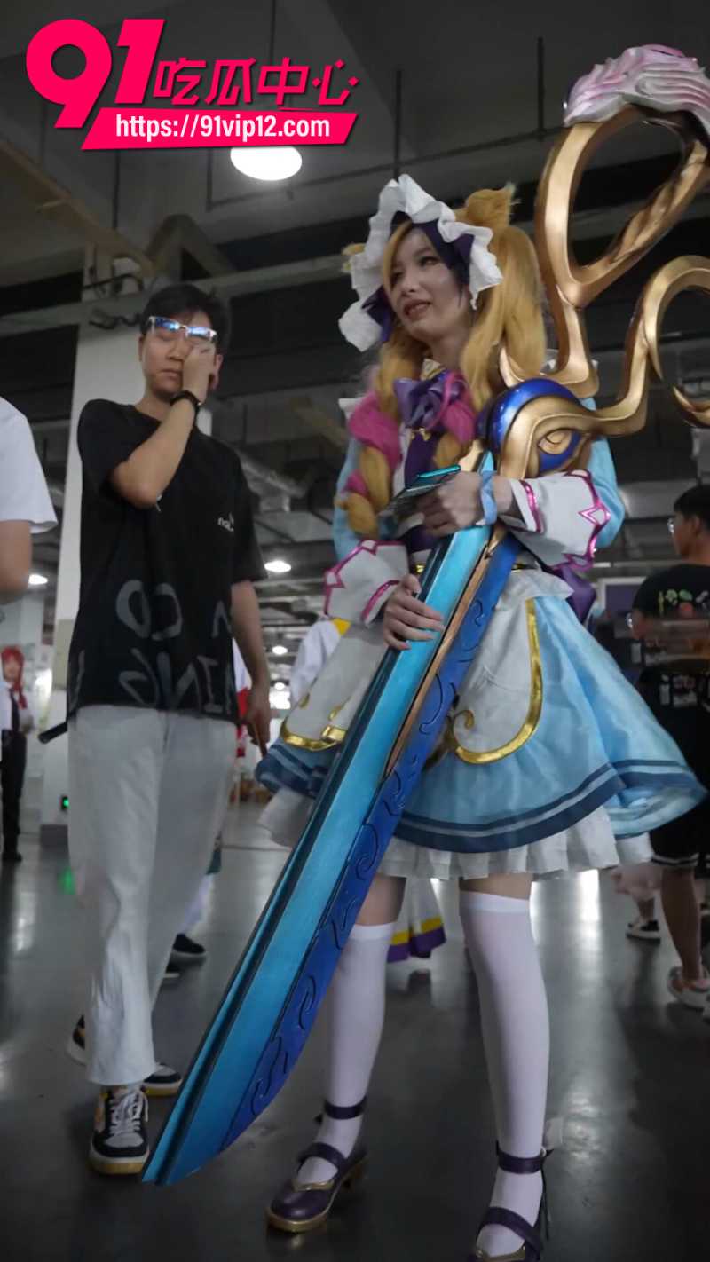 抄底大神漫展抄底偷拍英雄联盟女COSER格温 白丝短裙下春光乍泄嫩穴隐约可见