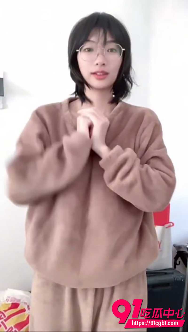 极品御姐谷鲤里 新衣试穿私密视频曝光 傲人身姿一件件褪下 换上女仆装裸露狂秀！