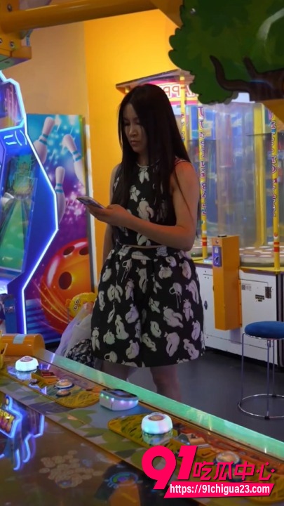 电玩城抄底偷拍花裙少妇3