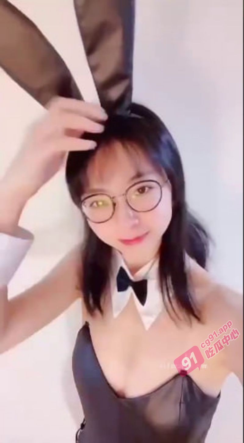 徐州闷骚眼镜女教师吴梦菲~眼镜越大人越骚 每天睡醒就挨操!