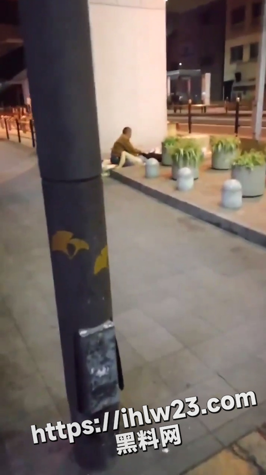 日本大阪一流浪老汉性侵醉酒女 女孩因为醉酒无力瘫倒路边被流浪汉捡尸 女孩又是求饶又是反抗！