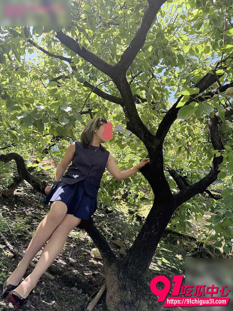 海角大神曹老板的小迷弟 嫂子野外露出越来越大胆 主动含鸡巴舔到湿透后被猛干!