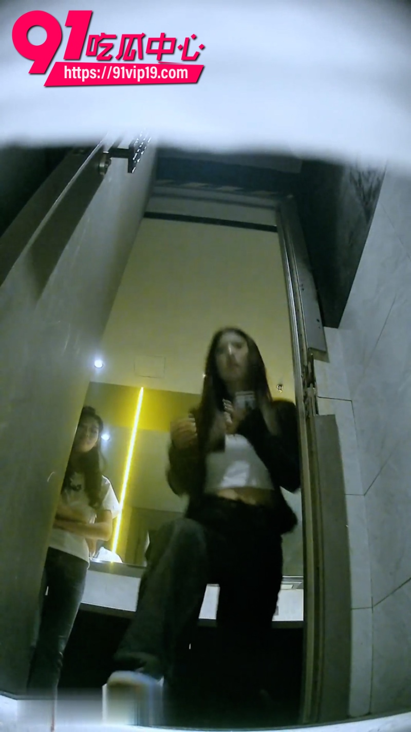 厕拍大神在夜场女厕所偷拍坐台女不雅尿尿画面3 厕拍大神在夜场女厕所偷拍坐台女不雅尿尿画面3