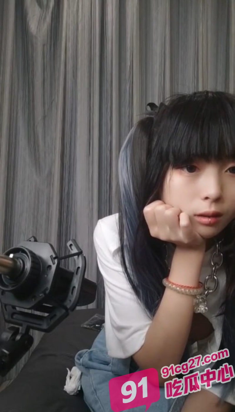 “哥哥轻点 逼逼都流血了” 双马尾妹妹下海3P被操哭 白虎嫩穴被轮流暴插！