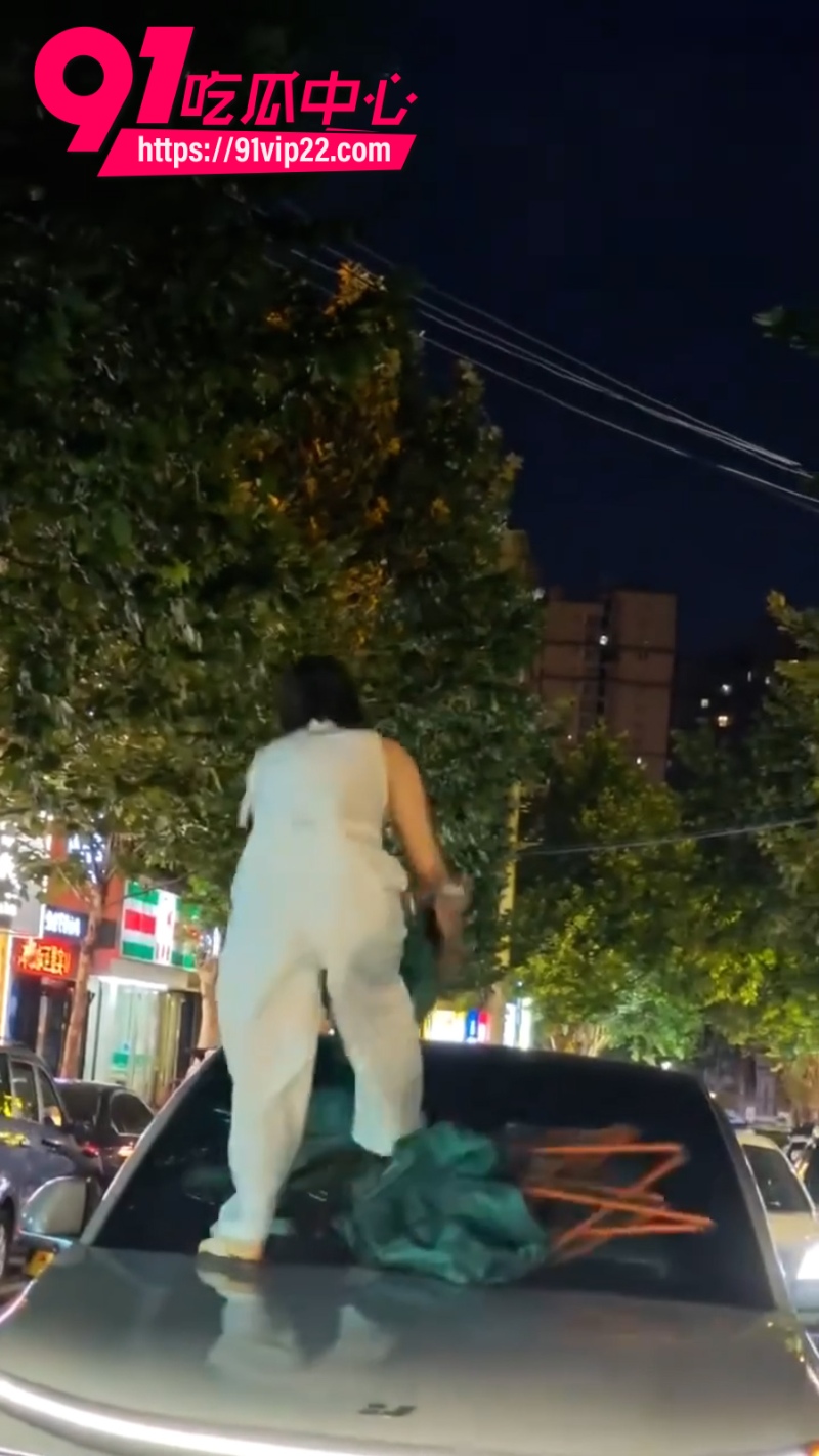 陕西洛南抓小三砸车事件1 陕西洛南抓小三砸车事件1