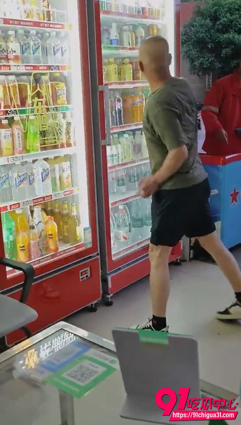 湖南衡阳耒阳狠人现身 光头大哥持砖猛砸冰柜 玻璃反杀自己血流满面！
