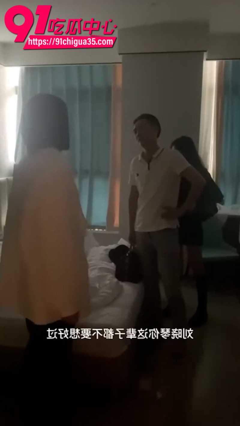 狼友投稿520真实捉奸现场 小伙被抓奸在床依旧嘴硬 亲朋好友把他围得水泄不通