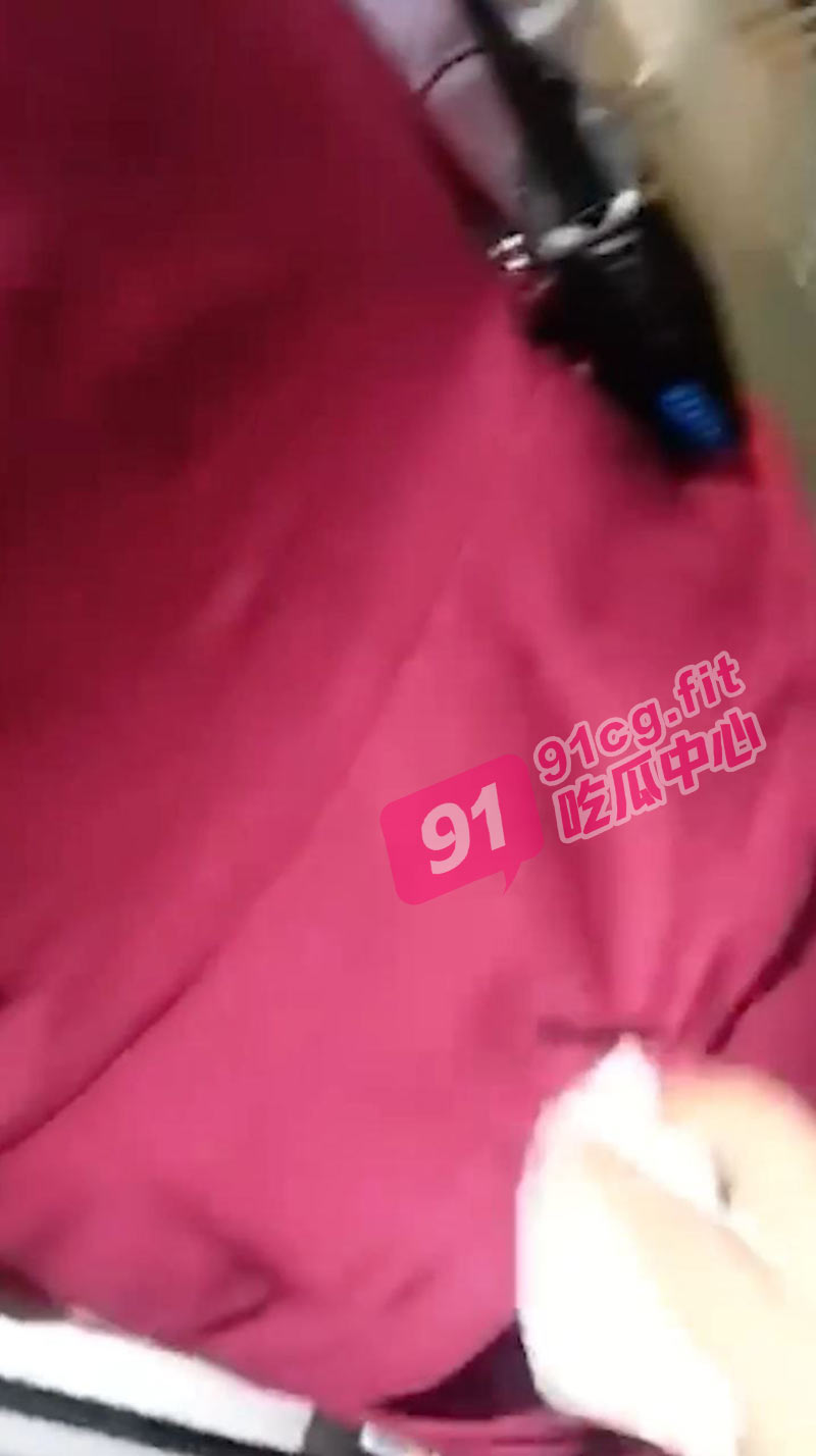 牛逼小伙尾随高铁乘务员身后 撸鸡秒射高铁车乘务员制服上.