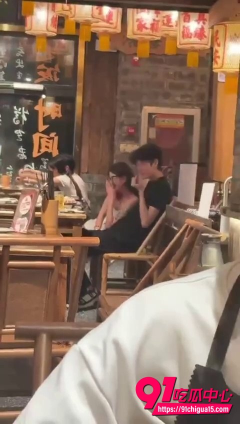 眼镜妹餐厅摸男生鸡巴视频3 眼镜妹餐厅摸男生鸡巴视频3