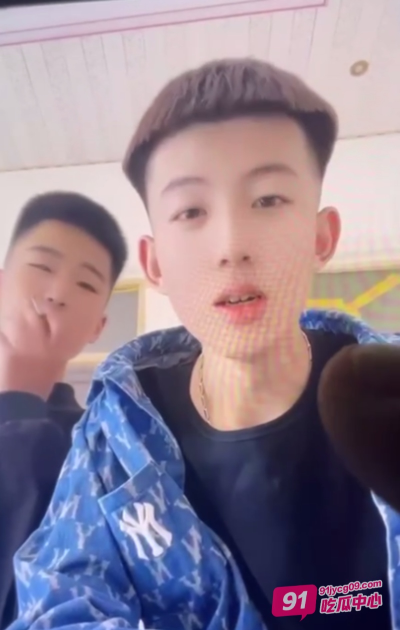 山东济宁某村书记儿子 周恒 勾搭有妇之夫 程妍妍 被其老公捉奸在床