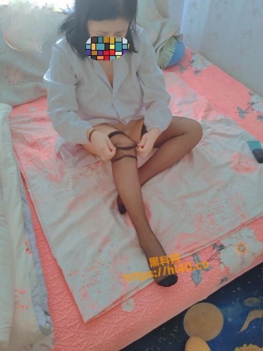 海角社区乱伦大神 金胖子 在特殊的周日让舅妈穿分体丝袜为自己内射欲达性爱高潮！