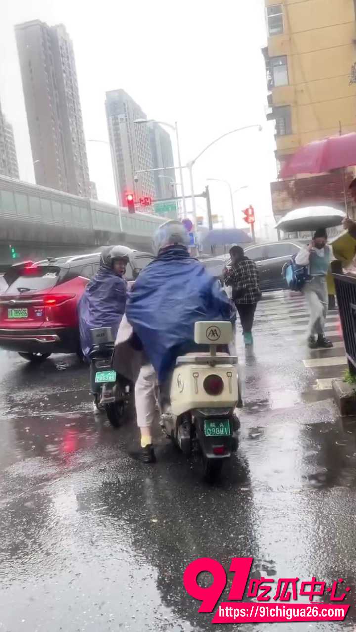 路怒男下车发飙直接被按在地上狠打1 路怒男下车发飙直接被按在地上狠打1