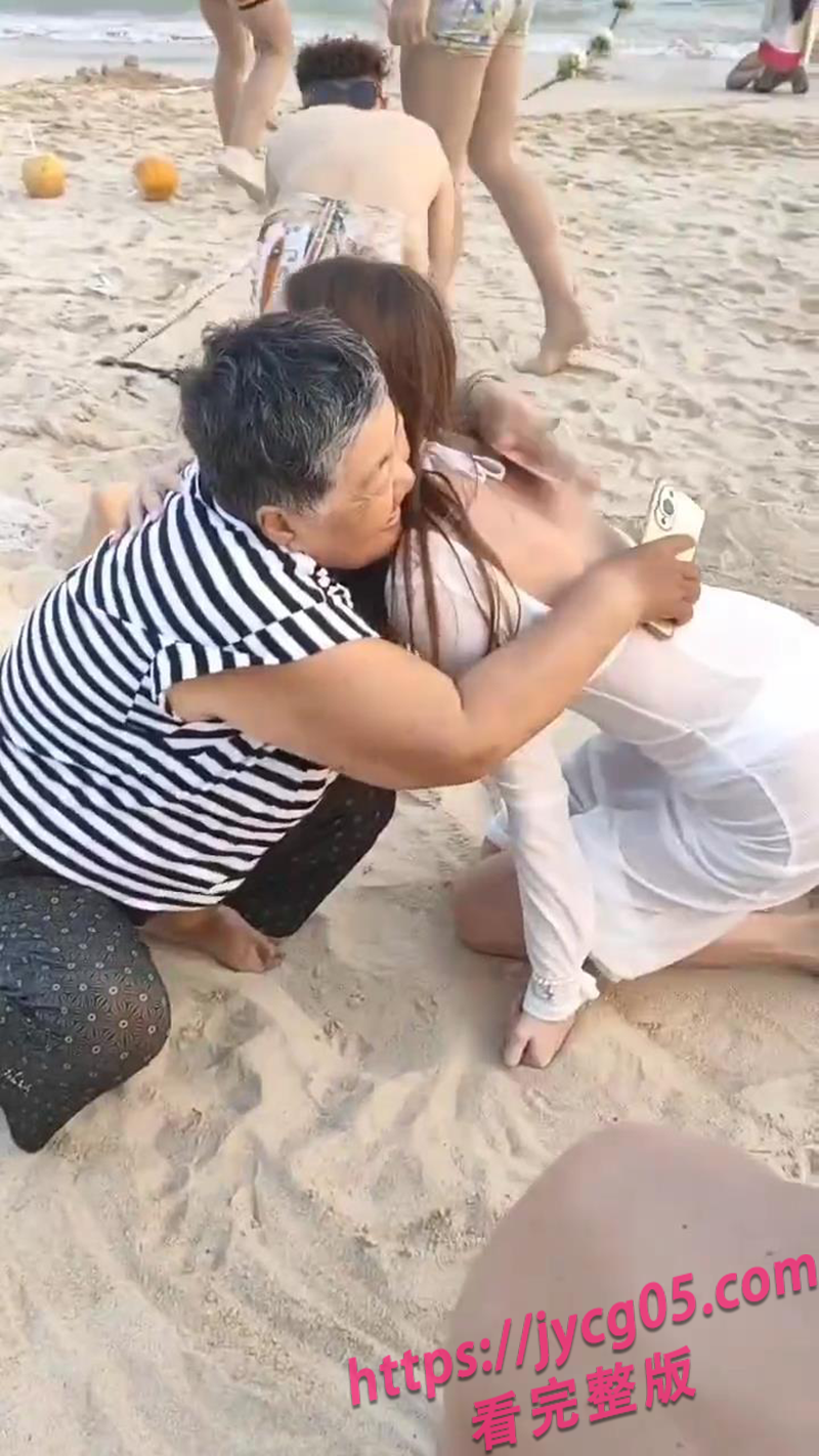 老外婚戒失而复得!大妈细心帮忙寻回!这就是中国温度!