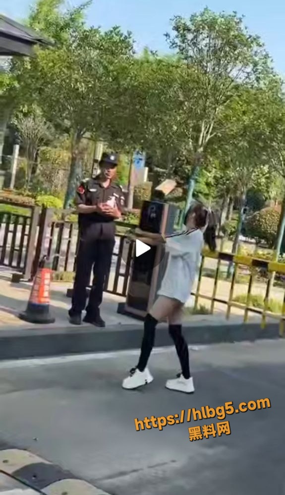 抖音网红为了直播效果 主动勾引保安 反被保安制裁强行索吻 为了流量真的什么低俗直播都能开！