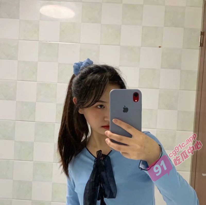 “不要射在里面啊” 清纯美女被男友无套抽插内射 泛红的脸蛋超惹人爱！