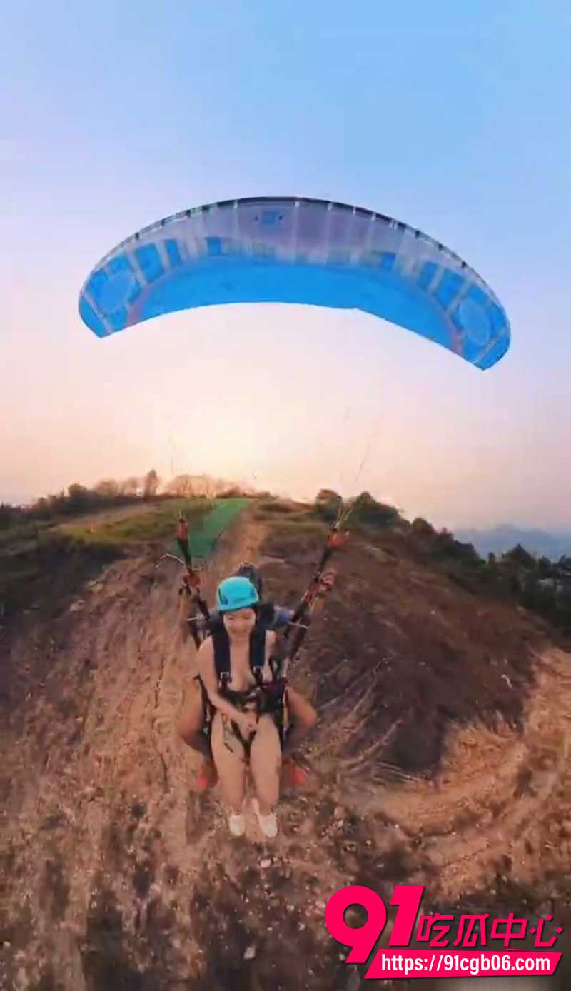上海女孩在越南全裸滑翔视频完整版!体验高空全裸的双重感官刺激!