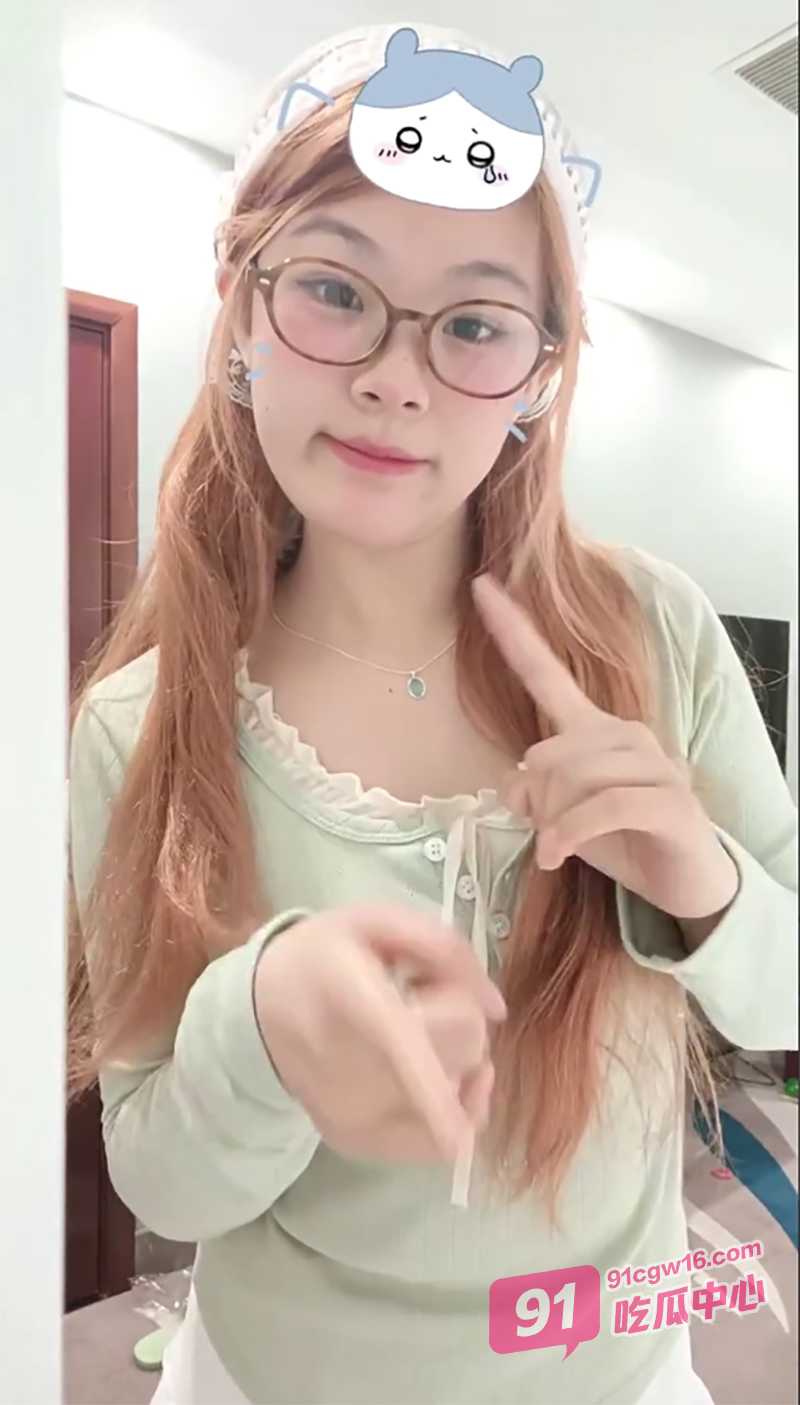 上海反差眼镜娘李琦～外表纯良内心里淫荡 口活舌功天花板存在！ 配图