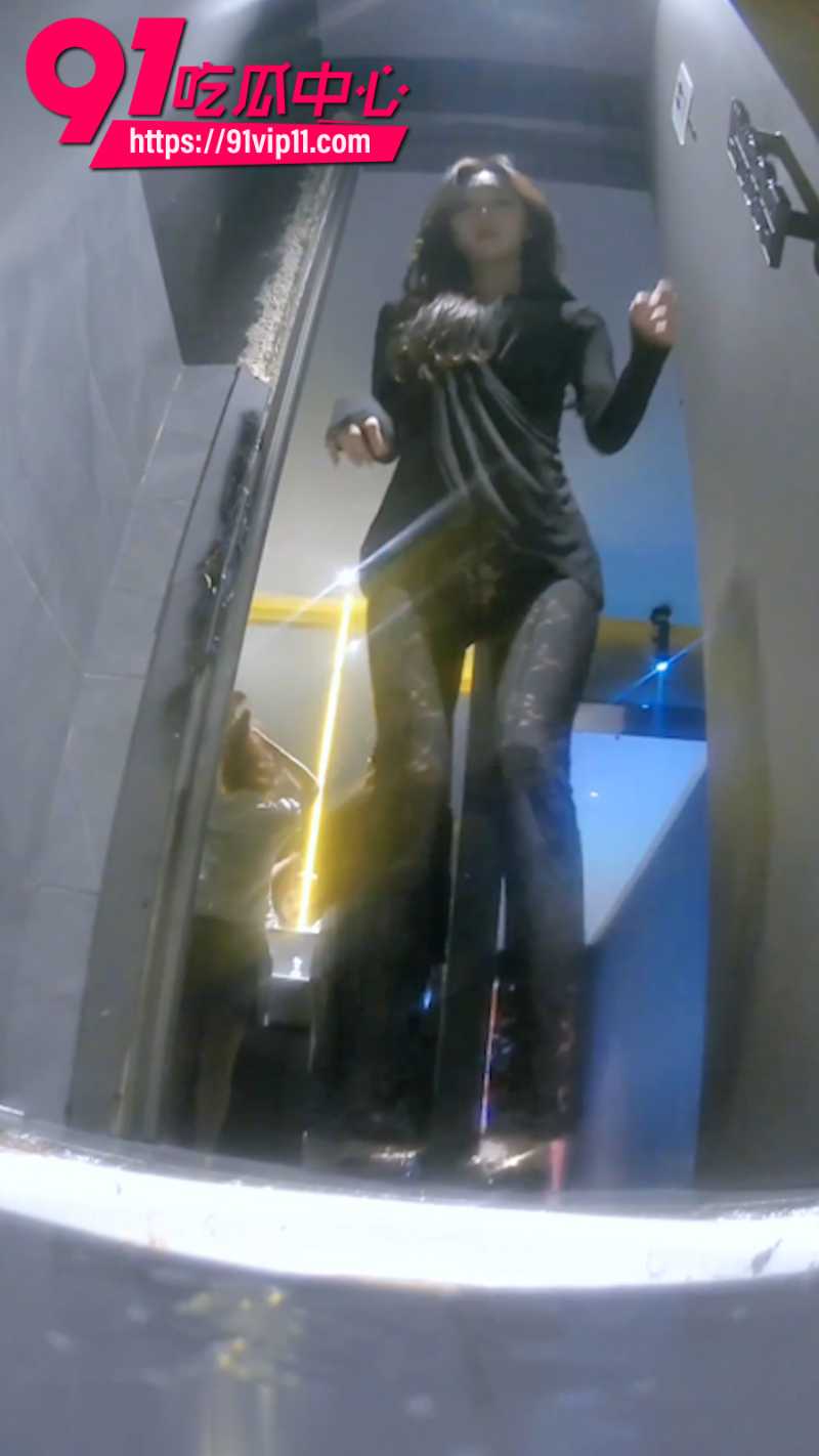 厕拍大神在高端夜总会女厕安装针孔摄像头偷拍美女们尿尿画面5 厕拍大神在高端夜总会女厕安装针孔摄像头偷拍美女们尿尿画面5