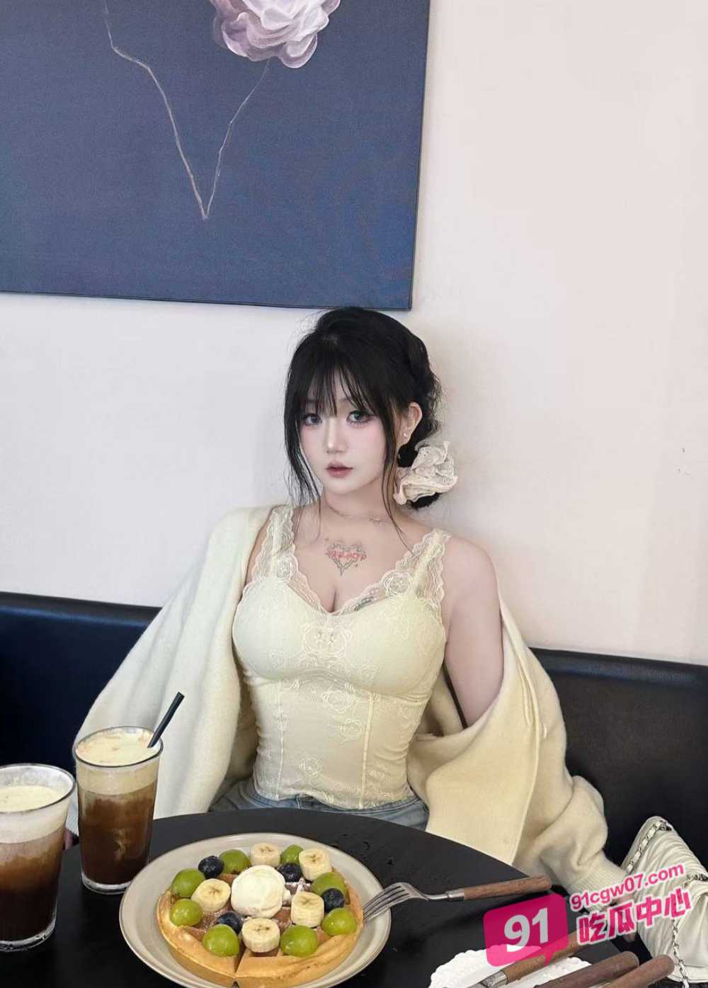 延边美女 韩涵 旗袍白丝榨精 嫩舌舔弄肉棒 无毛白虎小穴被后入猛烈抽插 配图2