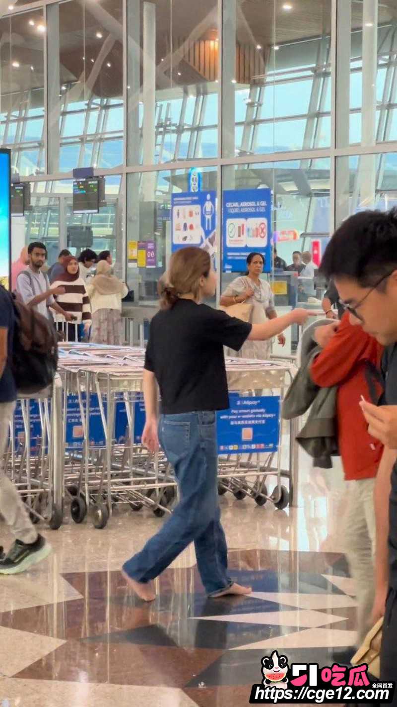 抖音网红是你的格格大闹机场09