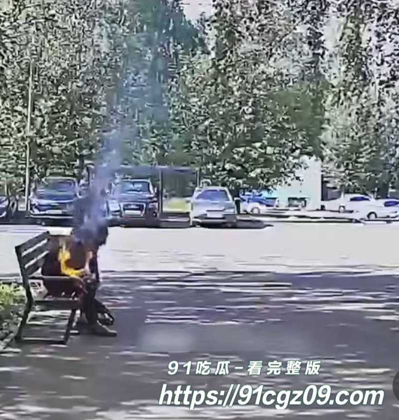 鞑靼斯坦男子抽烟差点自焚3素材水印版 鞑靼斯坦男子抽烟差点自焚3素材水印版