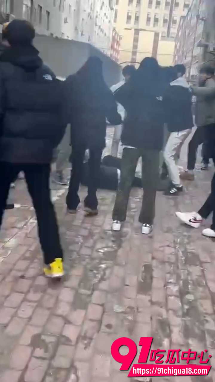 山东精神小伙单挑变群殴5