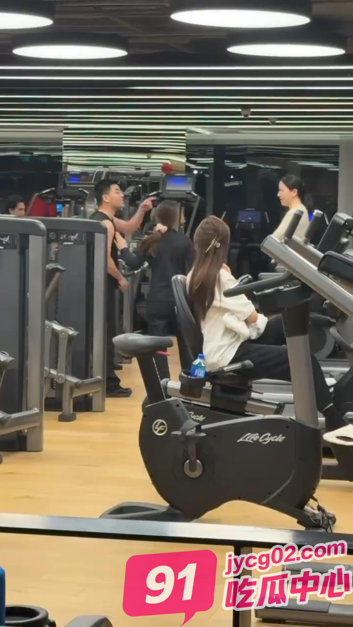 健身房小仙女诬告尾随 结果碰上母0：你没男人要我可有