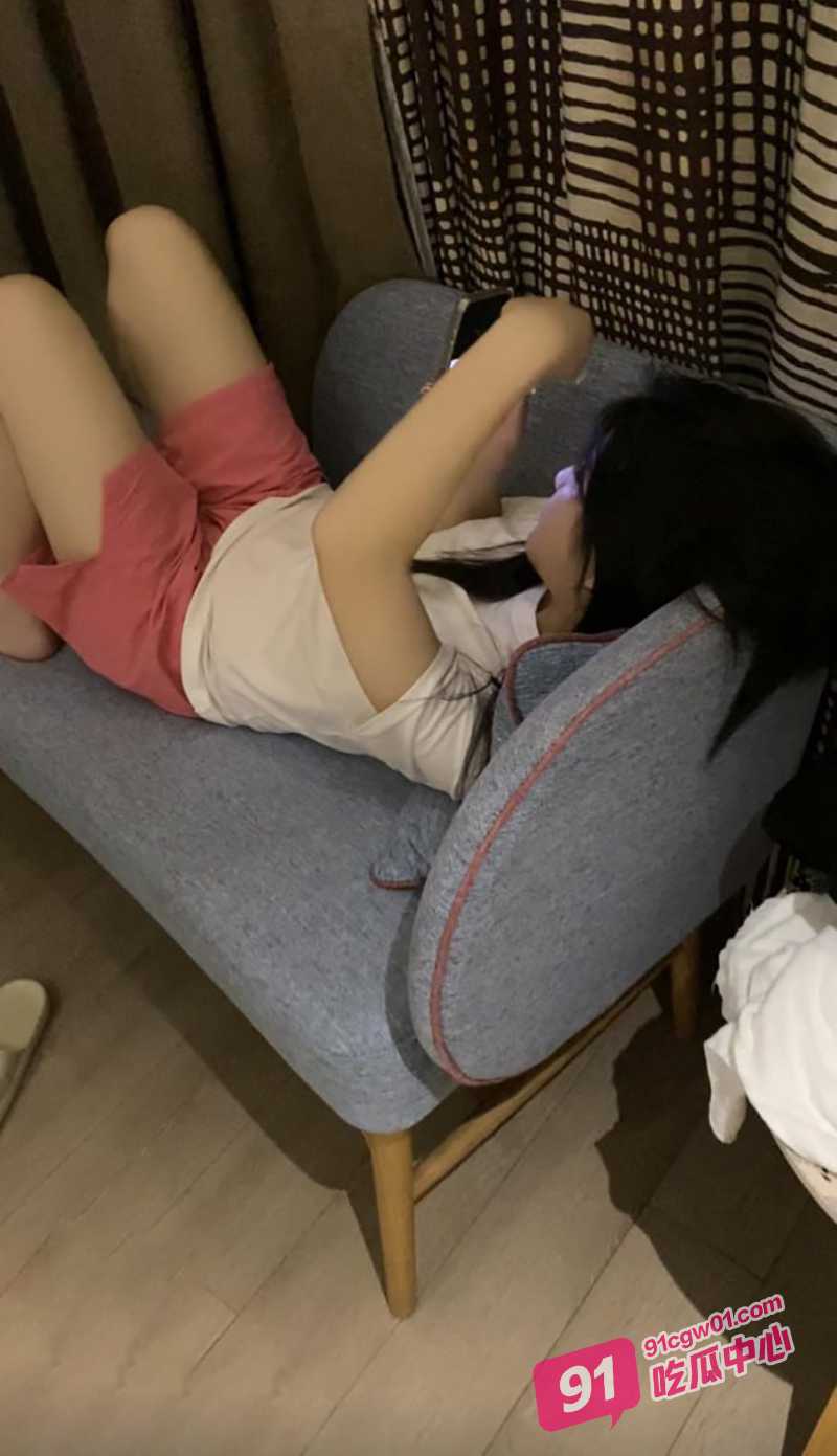 海角乱伦 半夜四点见到萝莉装亲侄女 没忍住内射了她! 配图3
