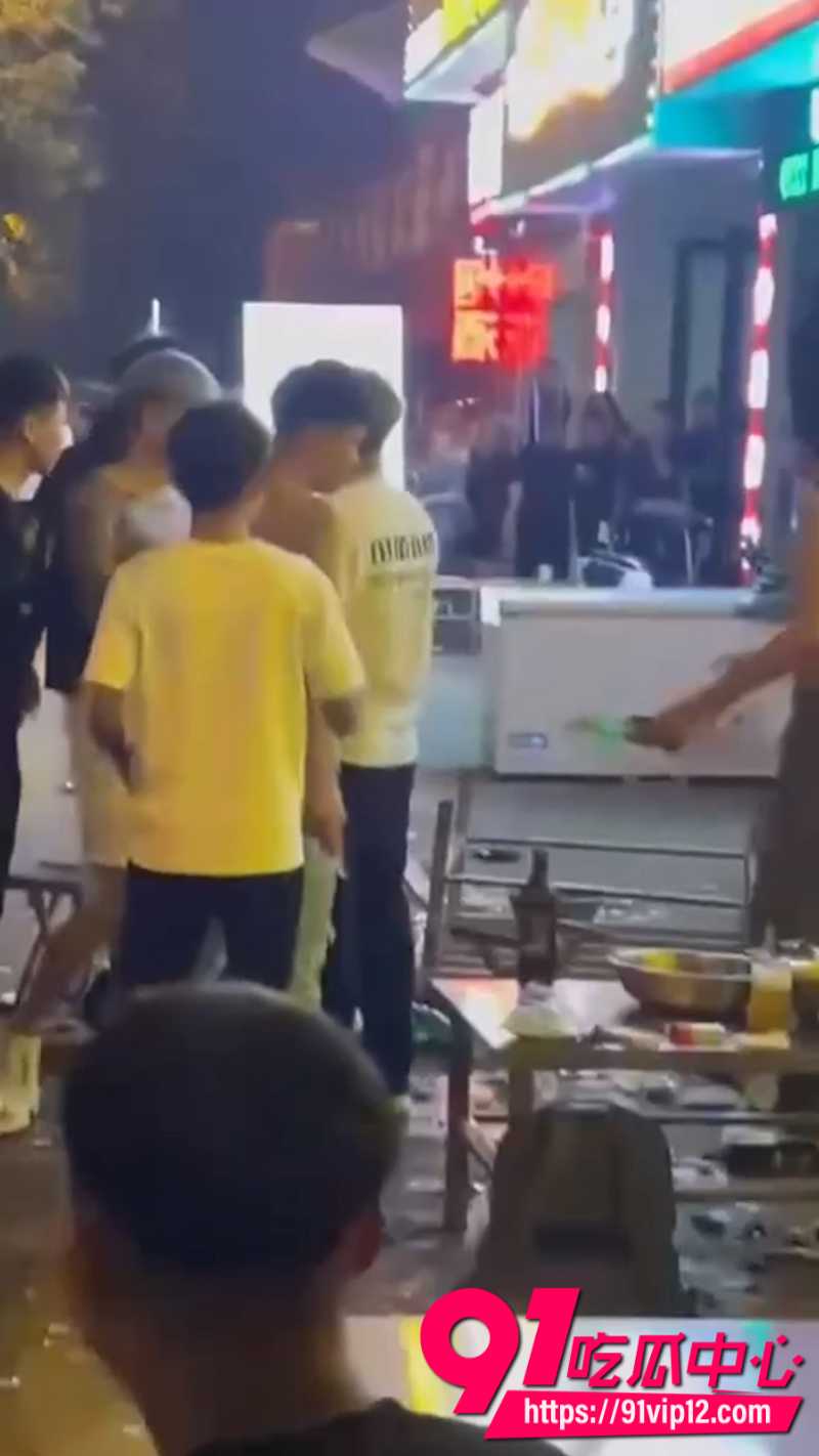 抖音24W粉丝男网红副官烧烤事件现场画面0
