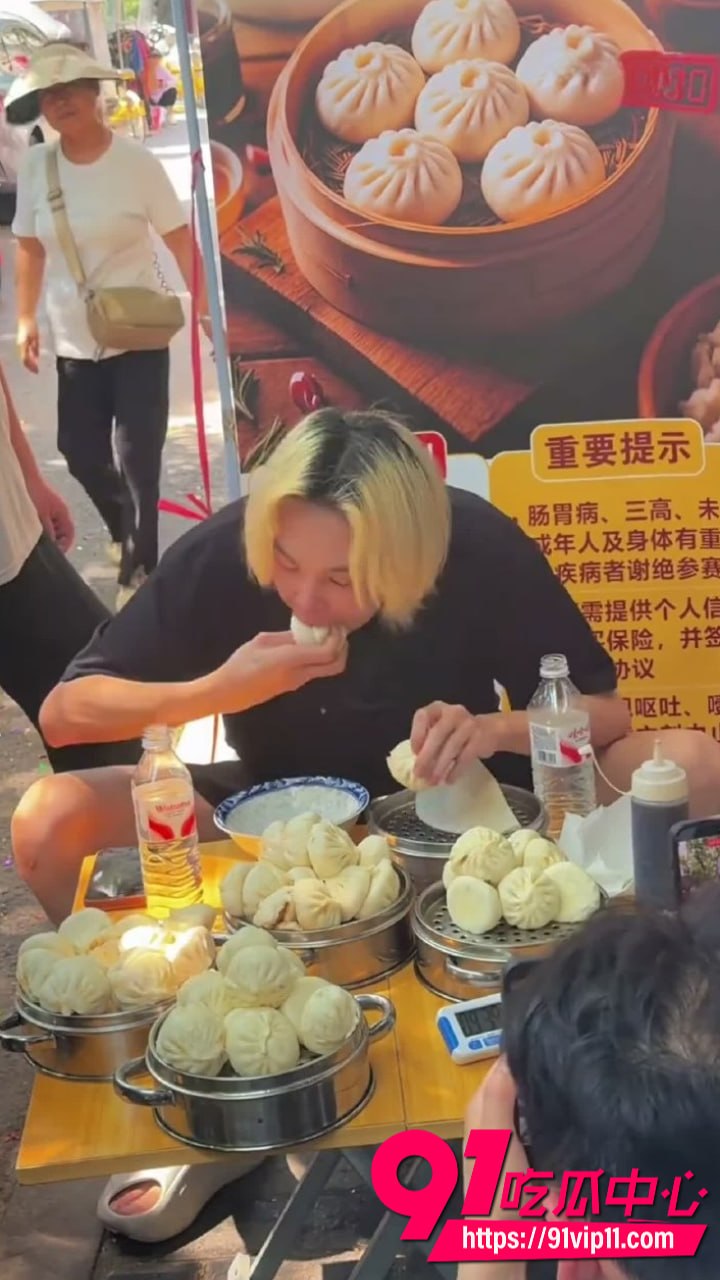 小哥街头挑战10分钟吃10笼大包子2 8 小哥街头挑战10分钟吃10笼大包子2 8