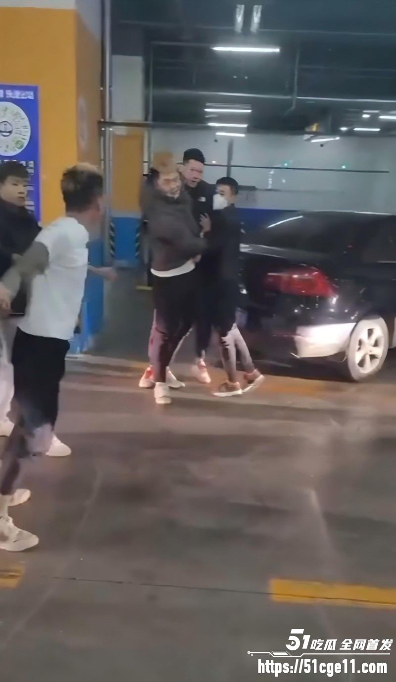 精神小伙地下车库挑衅被暴揍03