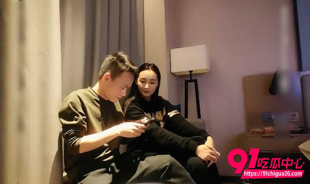 步宾探花约炮傻乎乎妹子 让干啥就干啥 从沙发看手机到床上各种姿势内射！