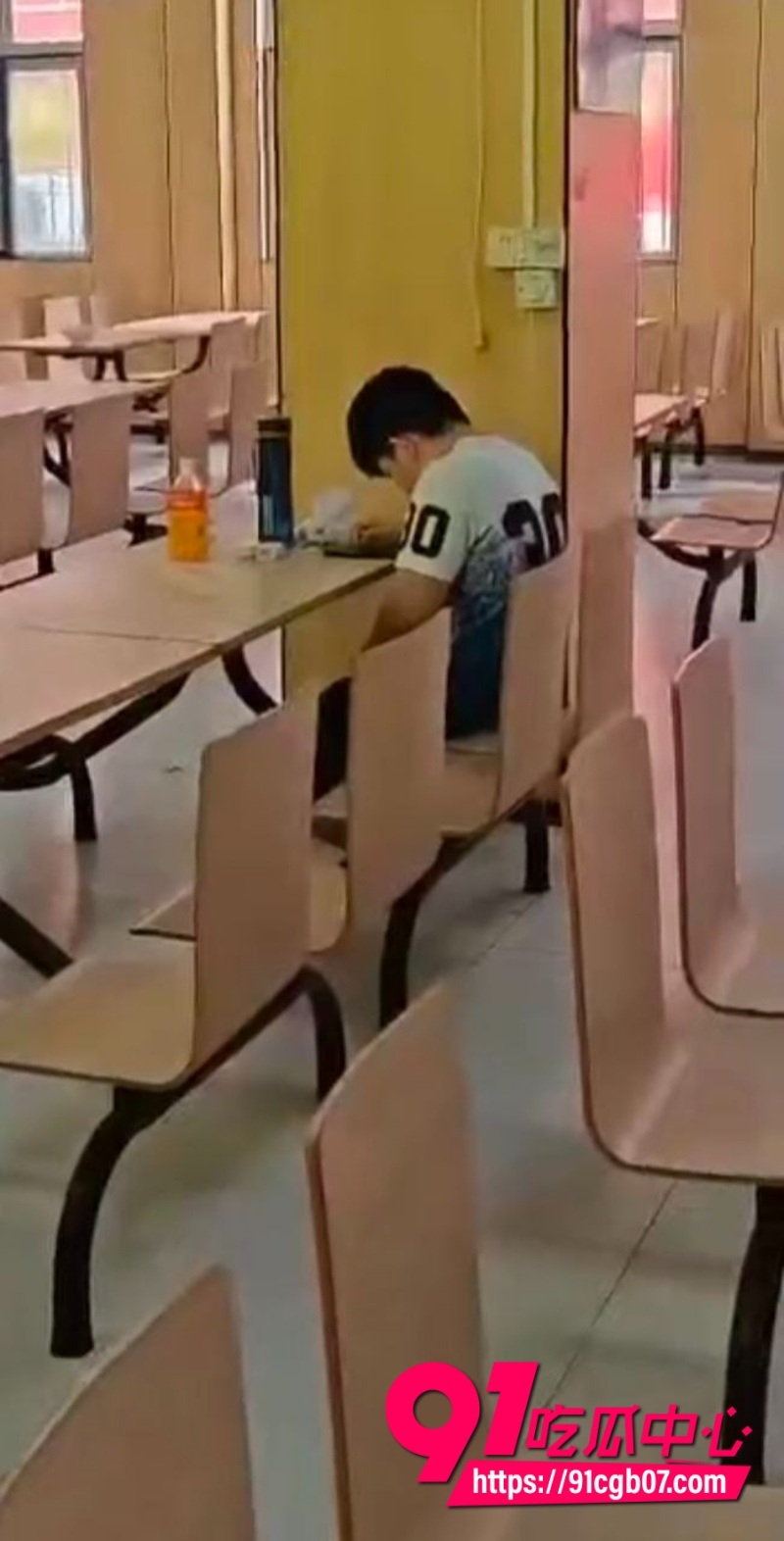 现在学生这么饥渴?直接在食堂打飞机2 现在学生这么饥渴?直接在食堂打飞机2
