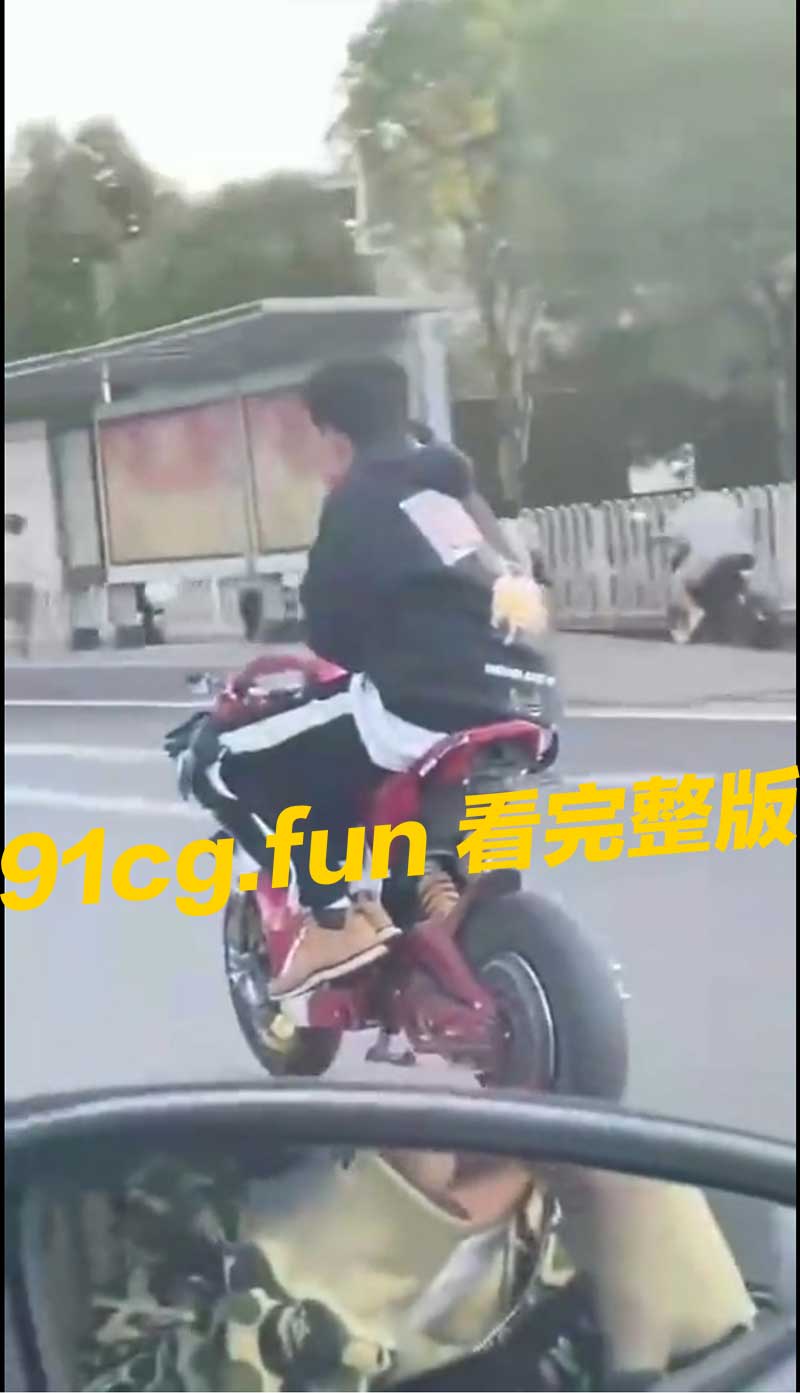卧槽 这年轻人 好像个傻狗 #摔车