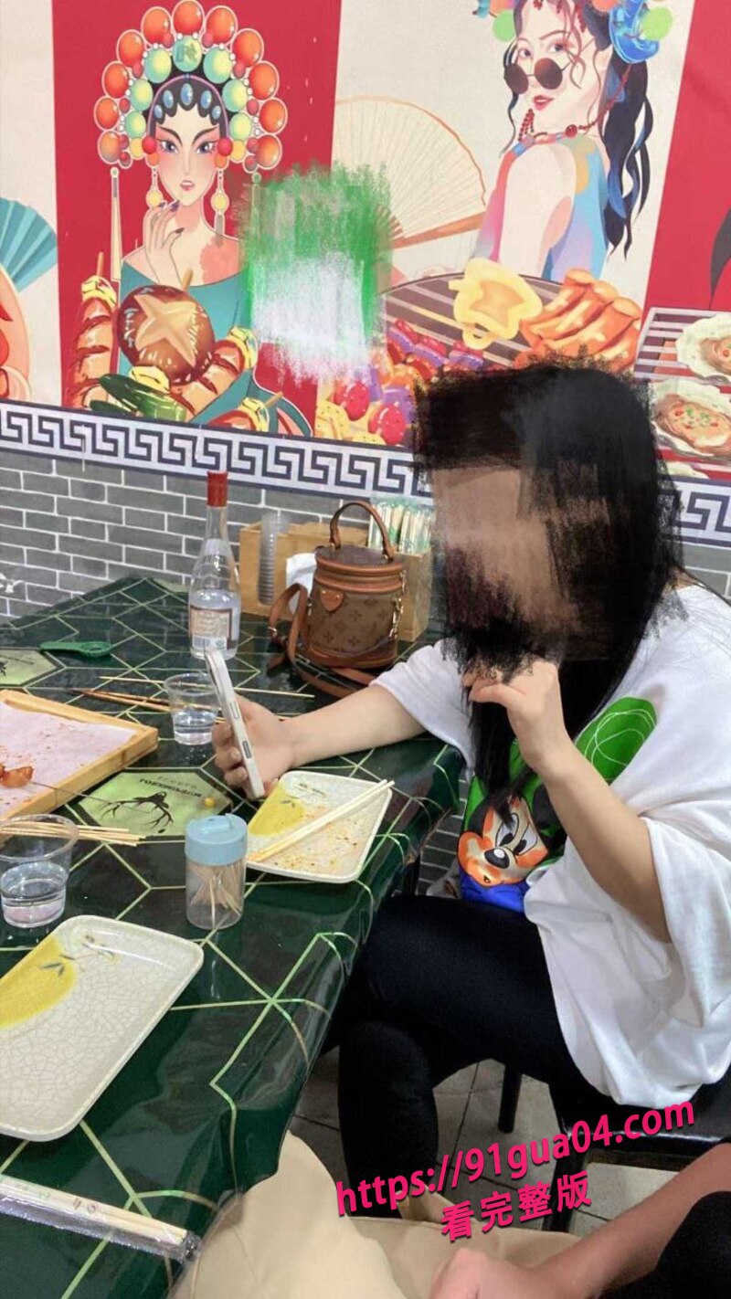 姐弟乱伦!深夜将姐姐灌醉玩弄 没想到姐姐人骚话还多