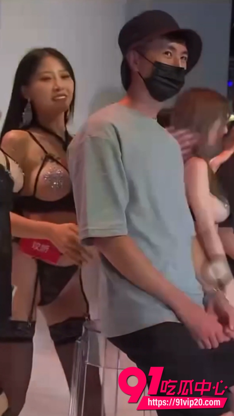车展现场堪比逛窑子美女们身穿情趣内衣赤身裸体骚舞诱惑2 车展现场堪比逛窑子美女们身穿情趣内衣赤身裸体骚舞诱惑2