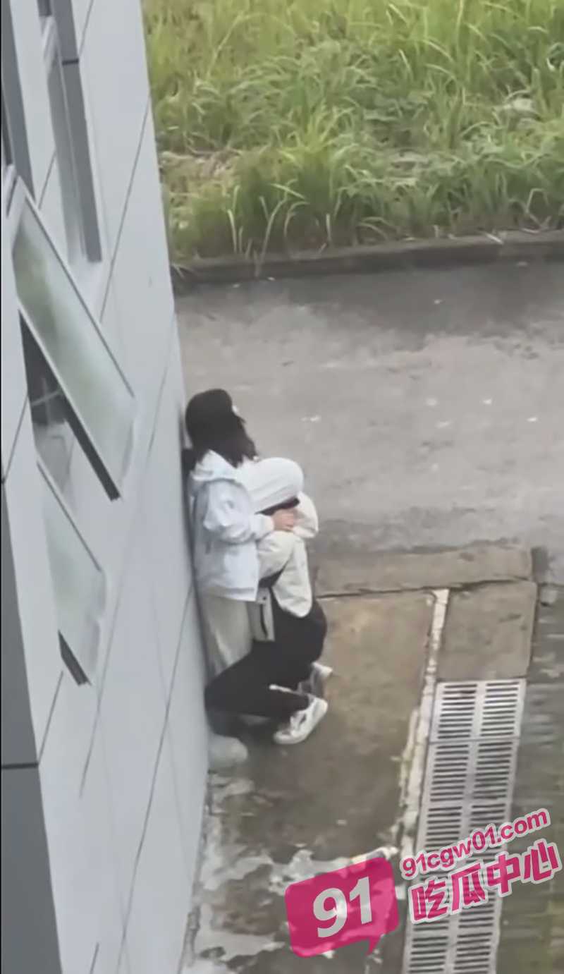 江苏盐城中学 小情侣教学楼后偷情 男的直接把头伸进衣服里面吸奶!