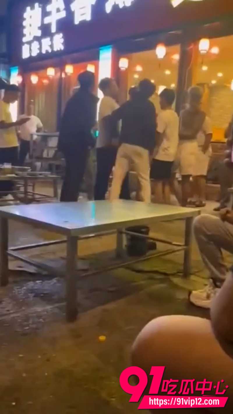 抖音24W粉丝男网红副官烧烤事件现场画面6