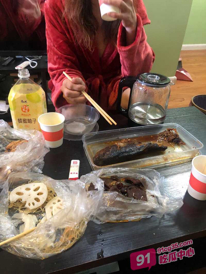 海角母子乱伦~大孝子舍不得老妈忍受寂寞 “妈妈 我来满足你吧” 配图2