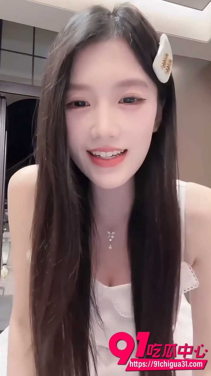 网红萧萧不吃辣直播时故意走光3 网红萧萧不吃辣直播时故意走光3