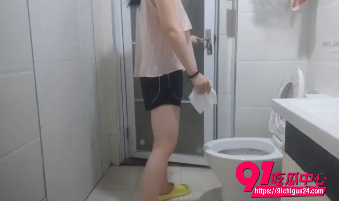 房东哥长期偷拍租客小姐姐洗澡视频 灰衣翘臀弯腰漏逼 粉衣脱光淋浴搓身嫩穴流水!