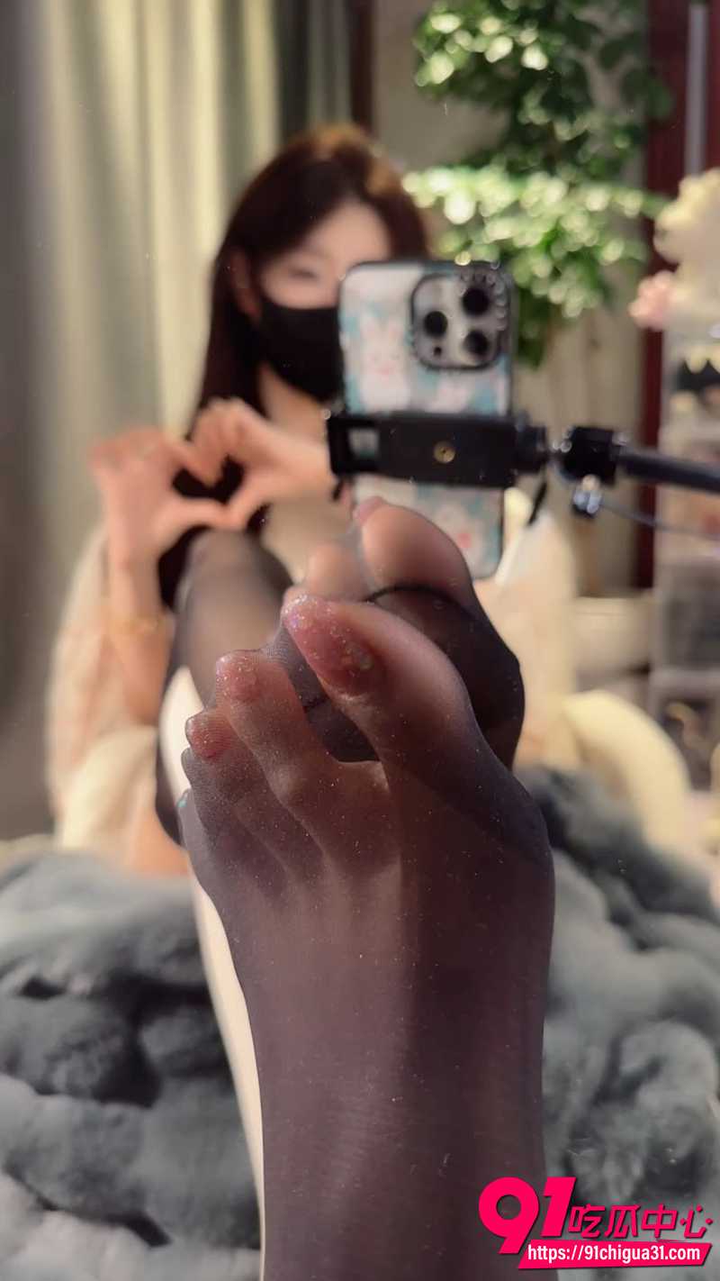 易直播人气女神冉冉子 最新美足佳作 丝袜包裹玉足脚趾晶莹剔透！