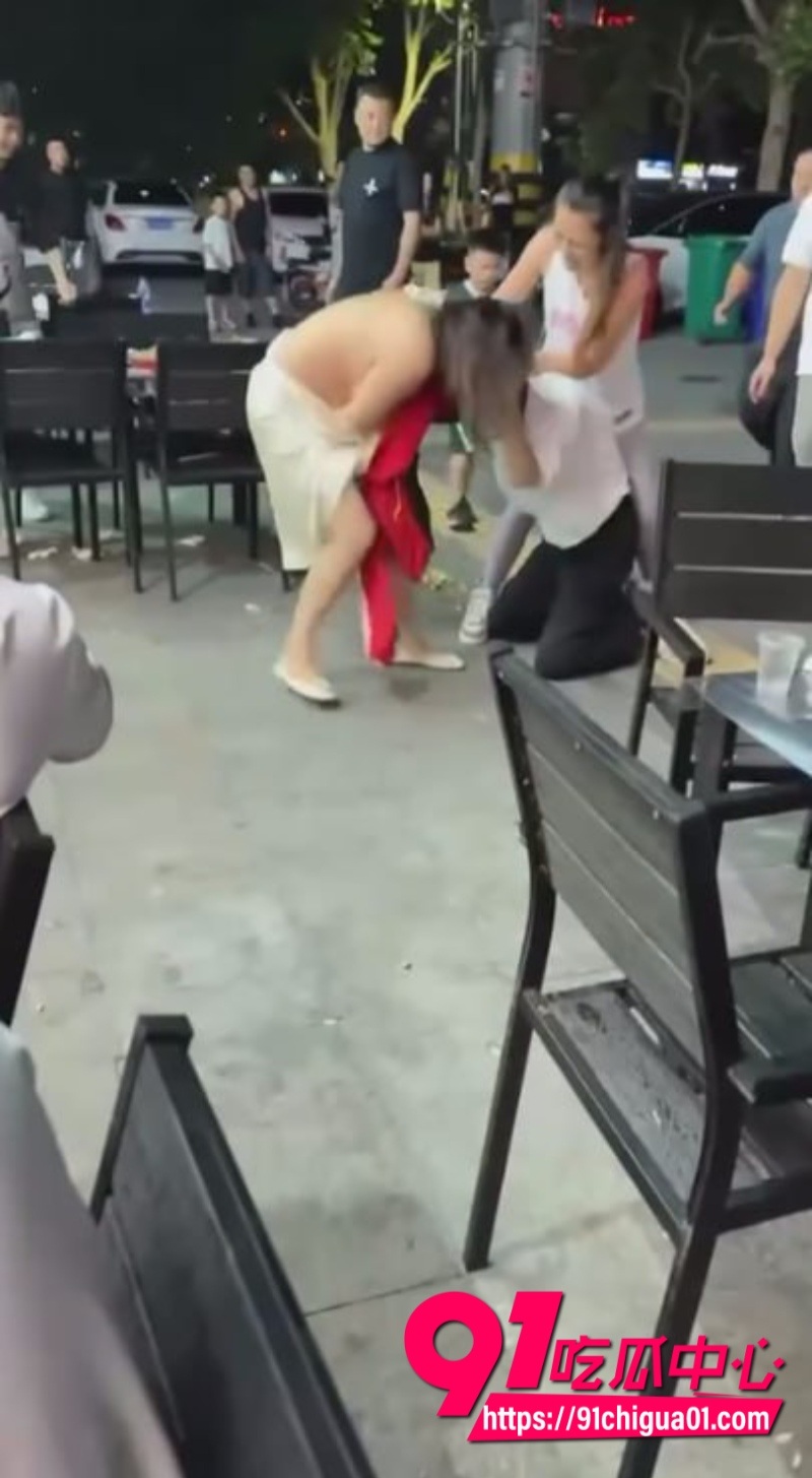 街头抓小三撕衣大战1 街头抓小三撕衣大战1