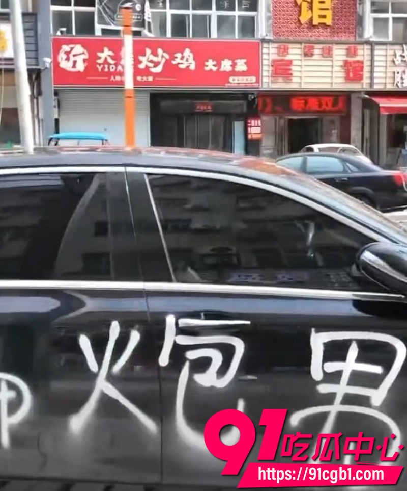 大学生租奔驰装富二代成功上女神 酒店激战传教士体位猛操 身份穿帮后车身被喷满骗炮渣男1