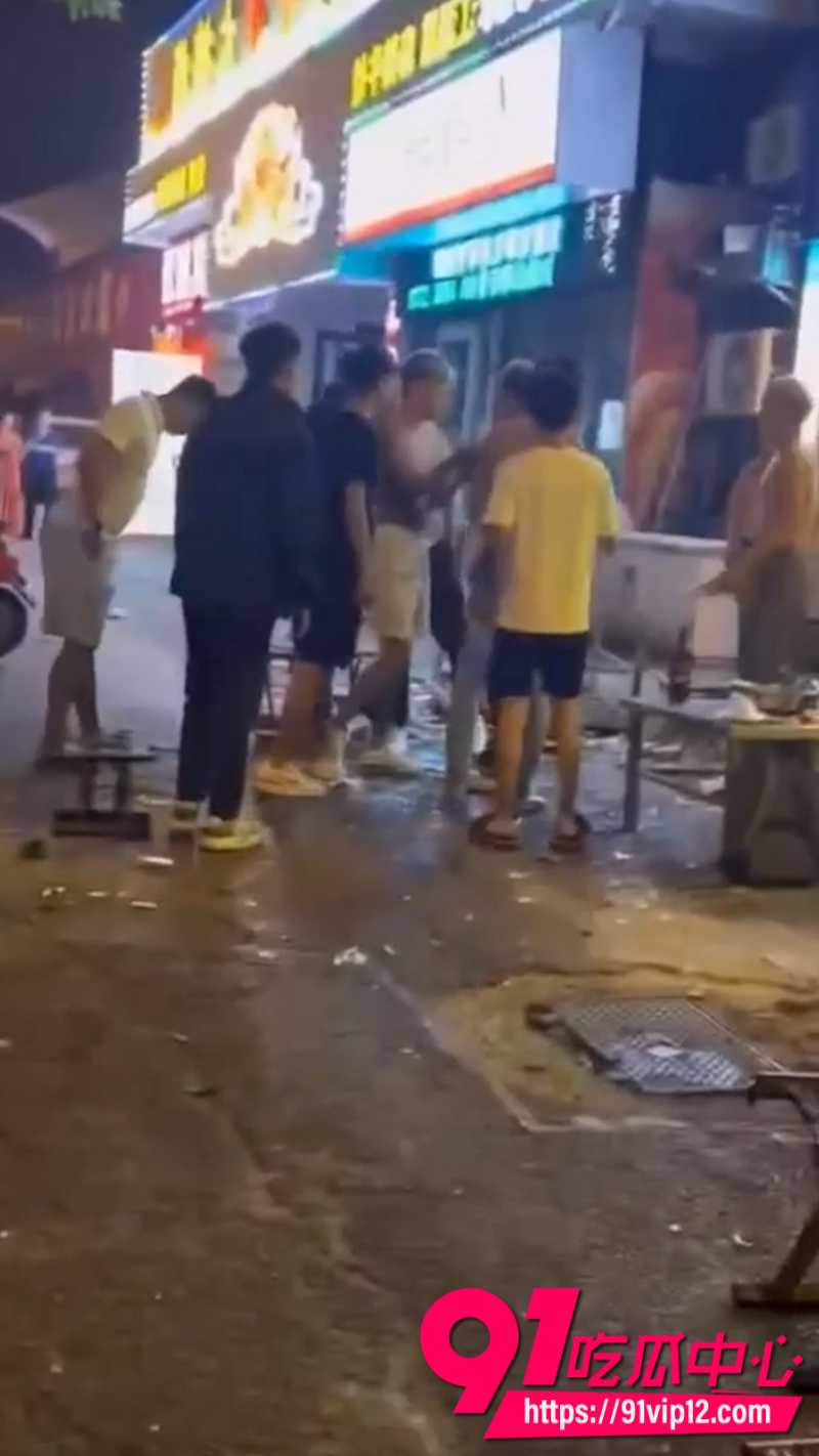 抖音24W粉丝男网红副官烧烤事件现场画面3 抖音24W粉丝男网红副官烧烤事件现场画面3