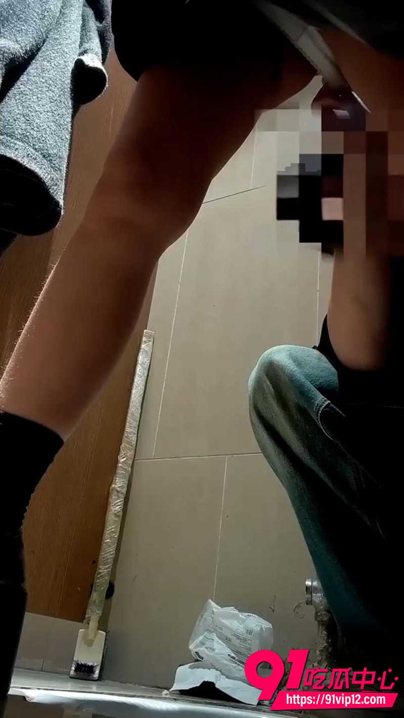 厕所偷拍大三情侣 女友穿JK制服躲厕所让男友用跳蛋玩弄 现场完整激情时刻流出!