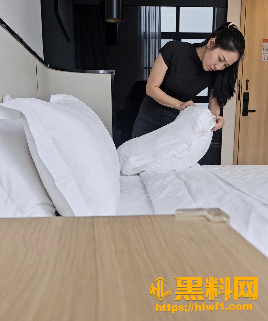 推特超火的约炮大神独家曝光出 约极品高颜值反差人妻3p做爱 画面淫荡至极